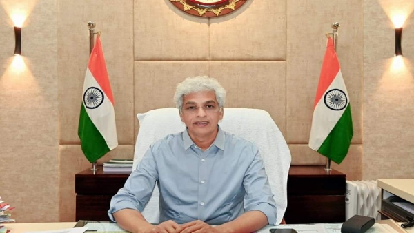 jabalpur Lok sabha Chunav 2024 Voting Presiding officer suspended for making polling booth photo viral jabalpur Lok sabha Chunav 2024 Voting Presiding officer suspended for making polling booth photo viral