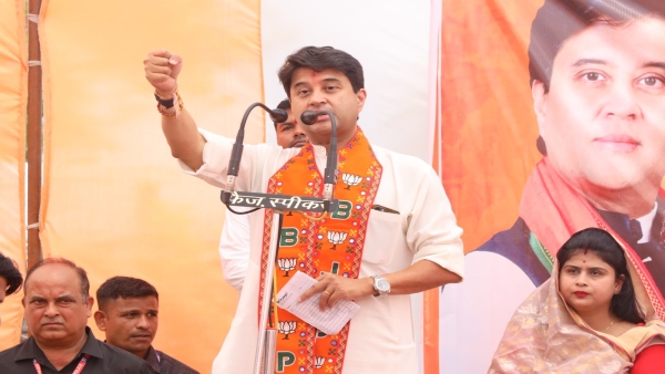 Jyotiraditya Scindia told vision in Chanderi Congress has empty hands I have report card