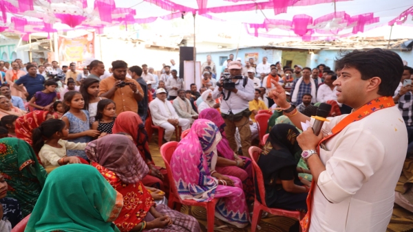 Jyotiraditya Scindia told vision in Chanderi Congress has empty hands I have report card