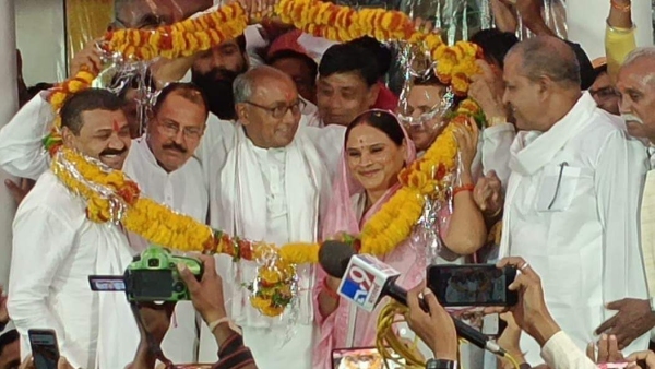 Retired IPS wife came to seek votes for Digvijay Singh challenged Jaivardhan know who is Mamta Meena