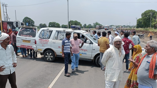 Accident of three people on Betul-Indore four lane traffic jam near Danora village