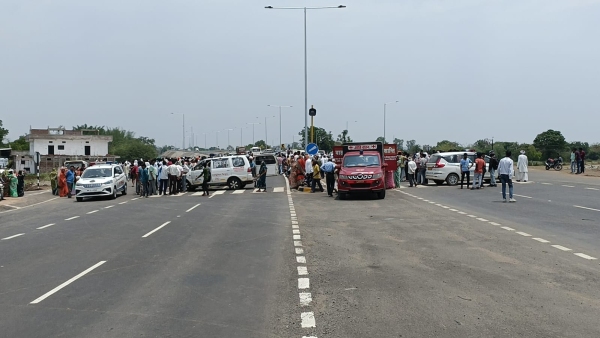 Accident of three people on Betul-Indore four lane traffic jam near Danora village