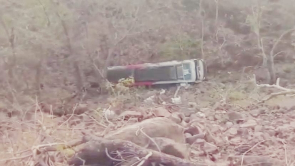 Accident bus going from Indore to Akola Maharashtra fell into a 100 feet deep ditch in Burhanpur