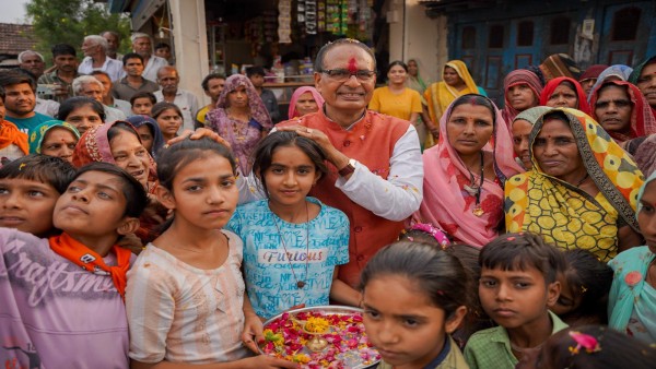 Grand welcome to Shivraj Singh Chauhan by showering flowers sisters applied tilak