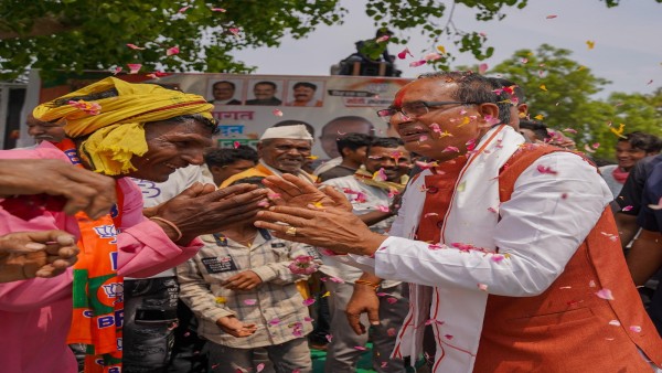 Grand welcome to Shivraj Singh Chauhan by showering flowers sisters applied tilak