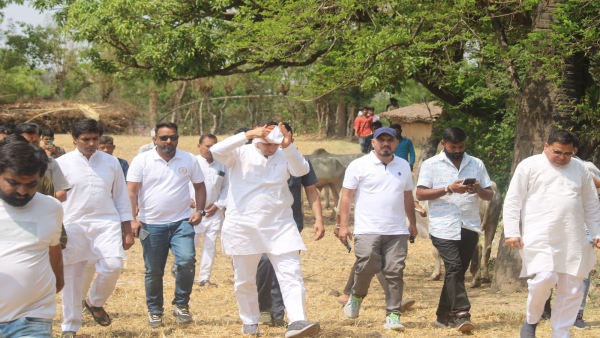 Jitu Patwari and Bhuria reached to meet the victim girl and tribal family in Jobat of Alirajpur Jitu Patwari and Bhuria reached to meet the victim girl and tribal family in Jobat of Alirajpur