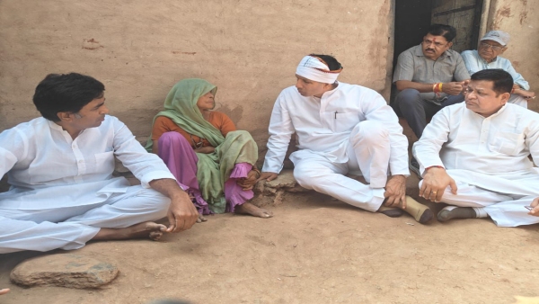 Jitu Patwari and Bhuria reached to meet the victim girl and tribal family in Jobat of Alirajpur Jitu Patwari and Bhuria reached to meet the victim girl and tribal family in Jobat of Alirajpur