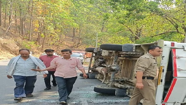 tempo traveler tourists from Delhi accident on Kaladhungi-Nainital route 19 passengers on board tempo traveler tourists from Delhi accident on Kaladhungi-Nainital route 19 passengers on board