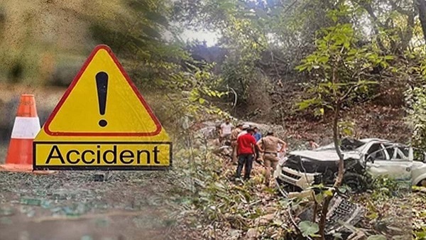 car of UP tourists who visit Nainital fell into deep ditch 12 people including children were board car of UP tourists who visit Nainital fell into deep ditch 12 people including children were board