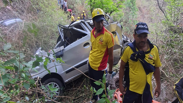 almora Car fell 300 meter deep ditch doctor husband wife eight year old daughter died son injured almora Car fell 300 meter deep ditch doctor husband wife eight year old daughter died son injured