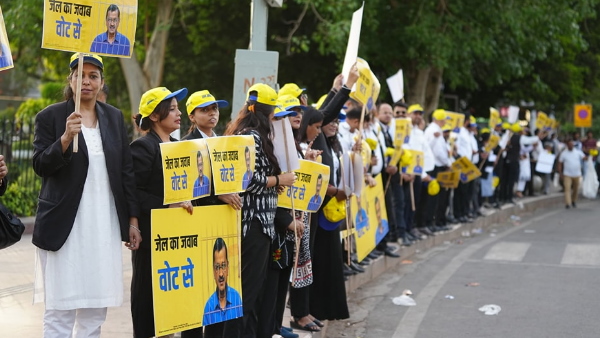 Delhi lawyers form human chain Delhi lawyers form human chain