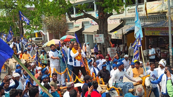 Buxar Lok Sabha Seat BSP candidate Anil Chaudhary arrived in bullock cart to file nomination news