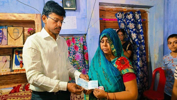 After election duty died while working in office DM Gaya Given destitute family 15 lakhs rupees