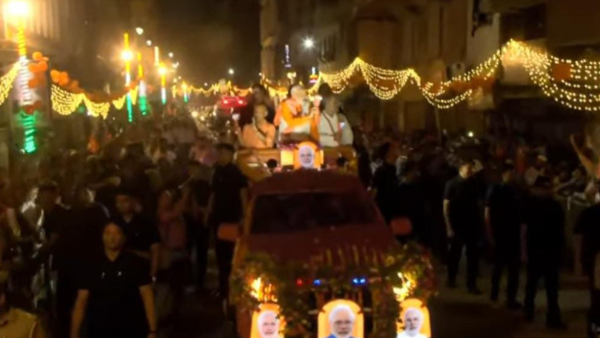 PM Modi Varanasi Road Show Live: मदनपुरा के आगे बड़ा पीएम का रोड शो