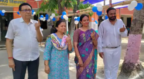 Bihar Lok Sabha Chunav Voting: बेतिया की मेयर ने पति के साथ किया मतदान