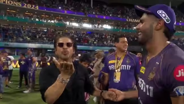 Shahrukh Khan Flying Kiss