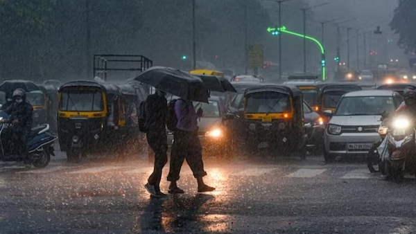 Dust Storm sweeps Delhi-NCR