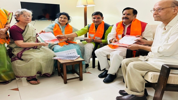 Mahendra Singh and Krishna Gaur got the forms filled under the Ayushman Benefit Campaign