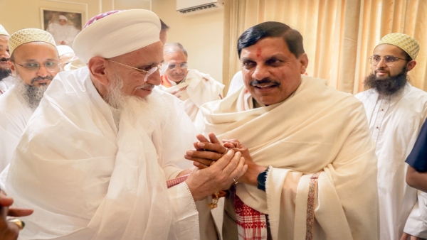 CM Mohan Yadav met Syedna Mufaddal Saifuddin of Bohra community in Javra