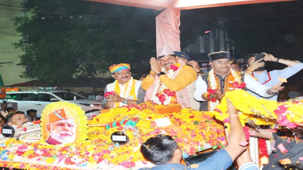CM Mohan Yadav conducted a spectacular road show for BJP candidate Alok Sharma in Narela area