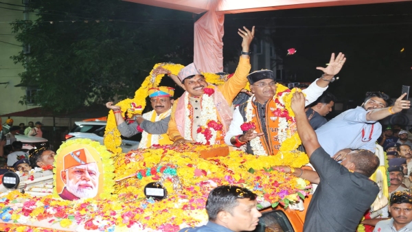 CM Mohan Yadav conducted a spectacular road show for BJP candidate Alok Sharma in Narela area