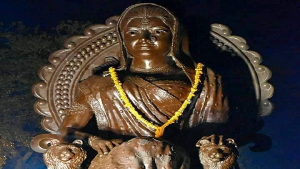 Lights of Queen Kamlapati statue stolen near Arch Bridge in Kamla Park CM House is nearby Lights of Queen Kamlapati statue stolen near Arch Bridge in Kamla Park CM House is nearby