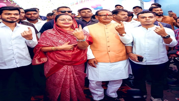 Shivraj Singh Chauhan along with his family casted his vote for Lok Sabha elections in village Jait Shivraj Singh Chauhan along with his family casted his vote for Lok Sabha elections in village Jait