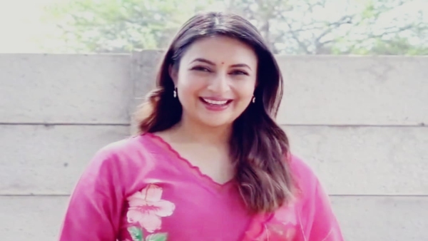 Madhya Pradesh Lok sabha Chunav 2024 Voting Divyanka Tripathi casts her vote in Chuna Bhatti government school