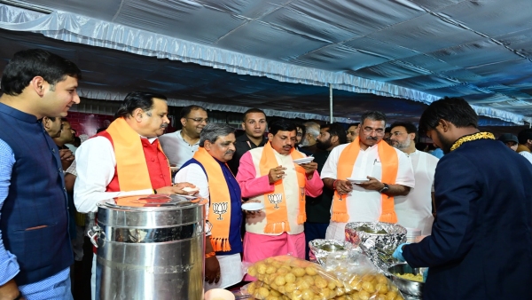 CM Mohan Yadav enjoyed Pani Puri after targeting Congress in the meeting held at Bhopal BJP office CM Mohan Yadav enjoyed Pani Puri after targeting Congress in the meeting held at Bhopal BJP office