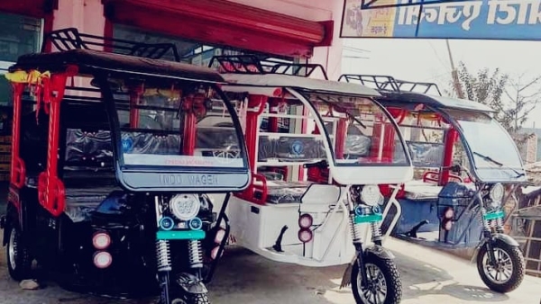 Unruly e-rickshaw and electric auto traffic become a headache jams on market roads