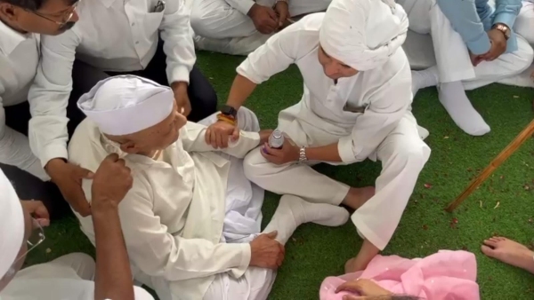 Jyotiraditya Scindia and his wife Priyadarshini engaged in the service of a 95 year old man Jyotiraditya Scindia and his wife Priyadarshini engaged in the service of a 95 year old man