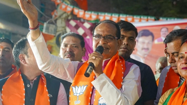 Sonia Gandhi Kejriwal Nautankiwal are handing over middle aged Rahul Shivraj singh chuahan statement in Delhi