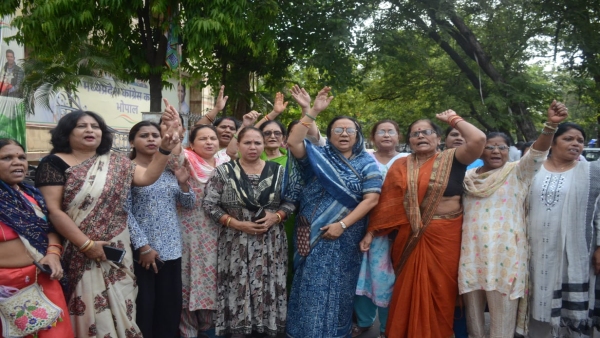 Mahila Congress Vibha Patel protested on the incident of Dalit family in Khurai of Sagar Mahila Congress Vibha Patel protested on the incident of Dalit family in Khurai of Sagar