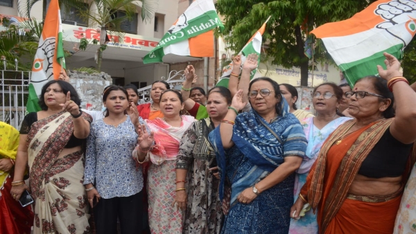 Mahila Congress Vibha Patel protested on the incident of Dalit family in Khurai of Sagar Mahila Congress Vibha Patel protested on the incident of Dalit family in Khurai of Sagar