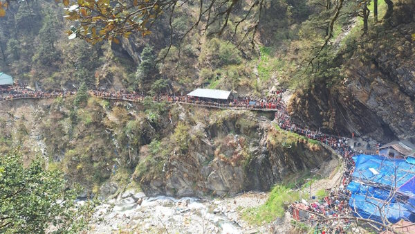 Yamunotri crowd of devotees
