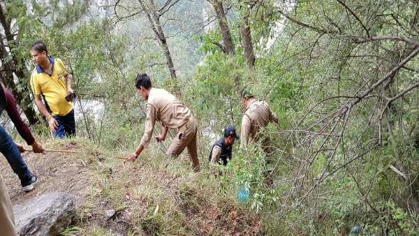 Bike crashed Gangotri National Highway fell on banks Bhagirathi river youth residents MP Gujarat
