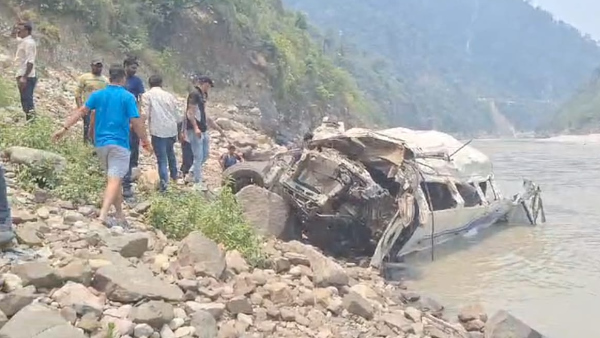 Badrinath Highway rudraparayag Major accident tempo traveler stuck Alaknanda 16 passengers on board