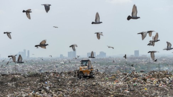 delhi garbage mountain okhla delhi garbage mountain okhla
