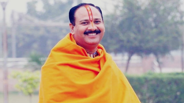 Who is Pandit Pradeep Mishra and why did he have to apologize to Premanand Maharaj in Barsana