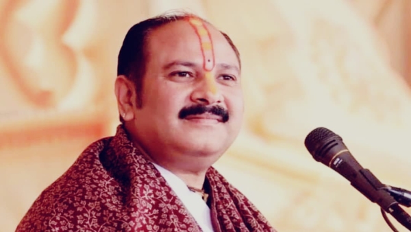 Who is Pandit Pradeep Mishra and why did he have to apologize to Premanand Maharaj in Barsana