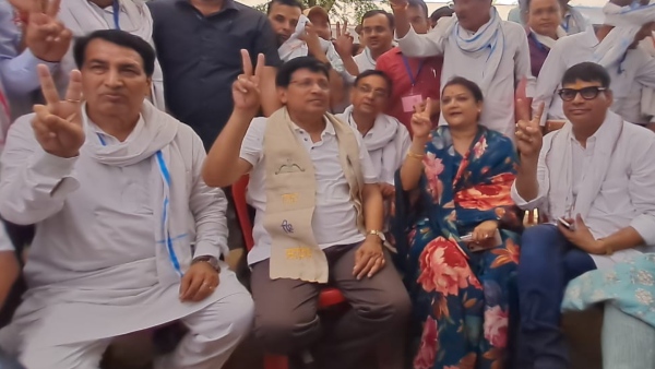 congress-murari-played-the-flute-of-bjps-kanhaiya-on-dausa-seat-then-gave-a-big-statement congress-murari-played-the-flute-of-bjps-kanhaiya-on-dausa-seat-then-gave-a-big-statement