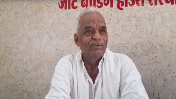 sikar-mp-from-rajasthan-amararam-patted-the-back-of-the-cisf-jawan-who-slapped-kangana