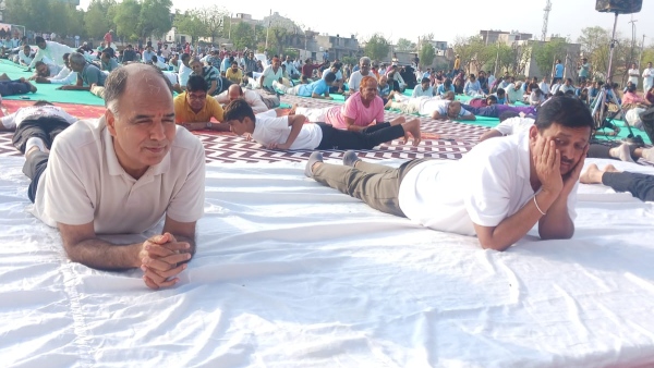 25-lakh-people-practiced-yoga-on-the-tenth-international-yoga-day-in-rajasthan-cm-also-participated