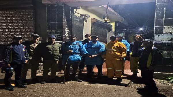 Uttarakhand news Four trackers stranded due to rain and darkness SDRF saved them with mobile signal Triyuginarayan to Panwali Kantha track