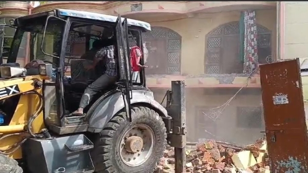Bulldozer action on the building of Tanjeel the accused who murdered BJP leader in Panchsheel Nagar