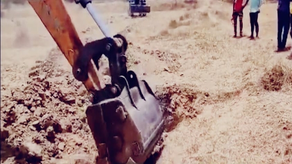 Goat fell into 30 feet deep borewell of village Garhwa located in Naigarhi rewa rescue continues