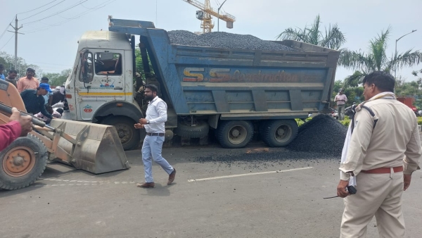 Accident near Platinum Plaza intersection track-dumper filled with ballast ran over the railing