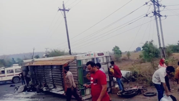 Chaurasia bus overturned between Shahganj and Khatpura 4 people died more than 13 people injured
