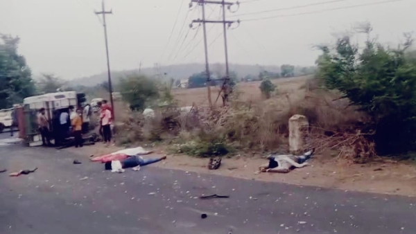 Chaurasia bus overturned between Shahganj and Khatpura 4 people died more than 13 people injured