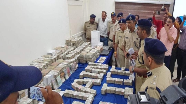 Ujjain base of bookies of many sports including cricket busted dollars amp amp Rs 15 crore cash recovered Ujjain base of bookies of many sports including cricket busted dollars amp amp Rs 15 crore cash recovered
